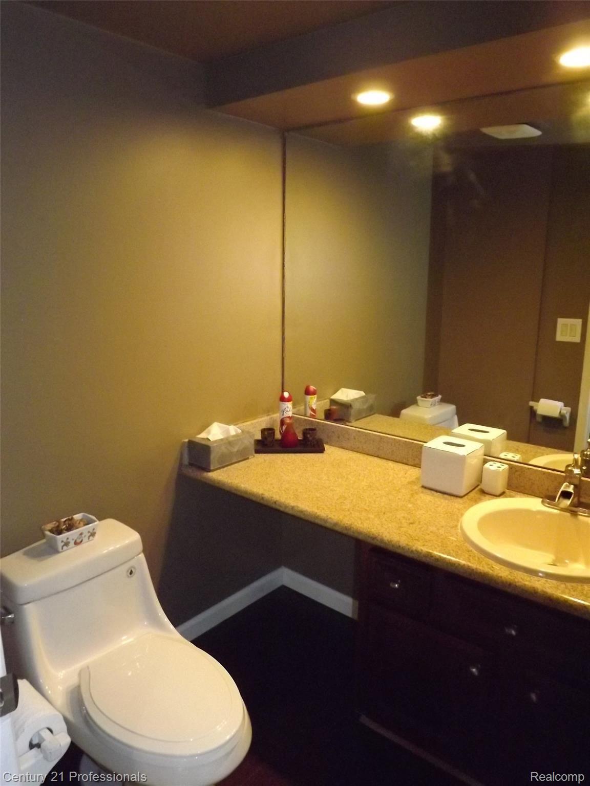 549 Lockmoore Court Rochester, MI 48307 - Photo 14 of 32 Powder Room