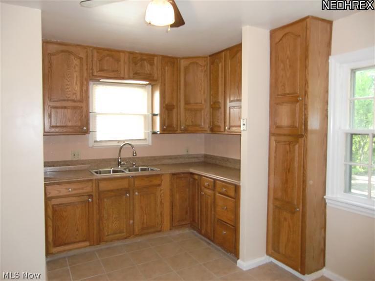 1131 Pennfield Road Cleveland, OH 44121 - Photo 7 of 23