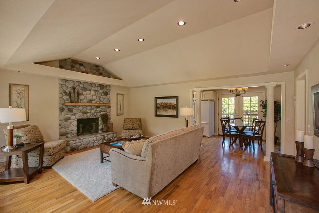 11128 East Riverside Drive Bothell, WA 98011 - Photo 4 of 10