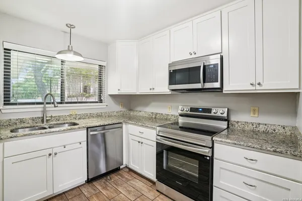 $2,400 | 6106 Vance Jackson Road, Unit 42, San Antonio, TX 78230