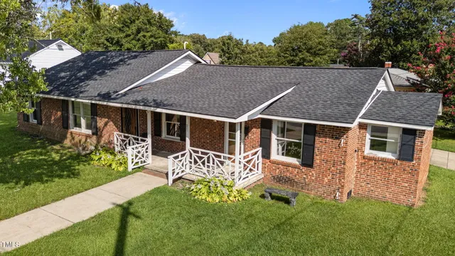 a view of house with a yard