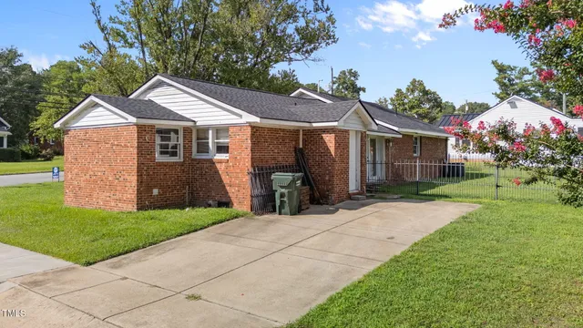 a view of a yard in front of house