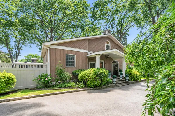 $575,000 | 208 Avenue C, Ronkonkoma, NY 11779