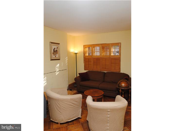 2033 Rittenhouse Square Philadelphia, PA 19103 - Photo 3 of 23 Living Room