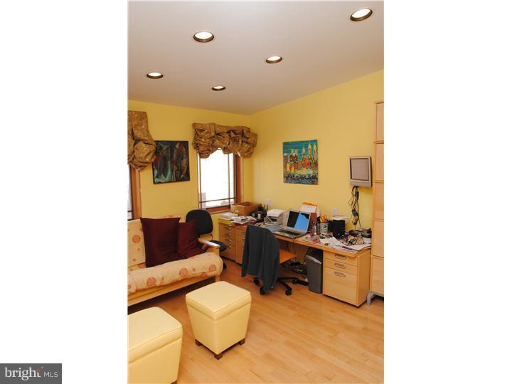 2033 Rittenhouse Square Philadelphia, PA 19103 - Photo 22 of 23 Den