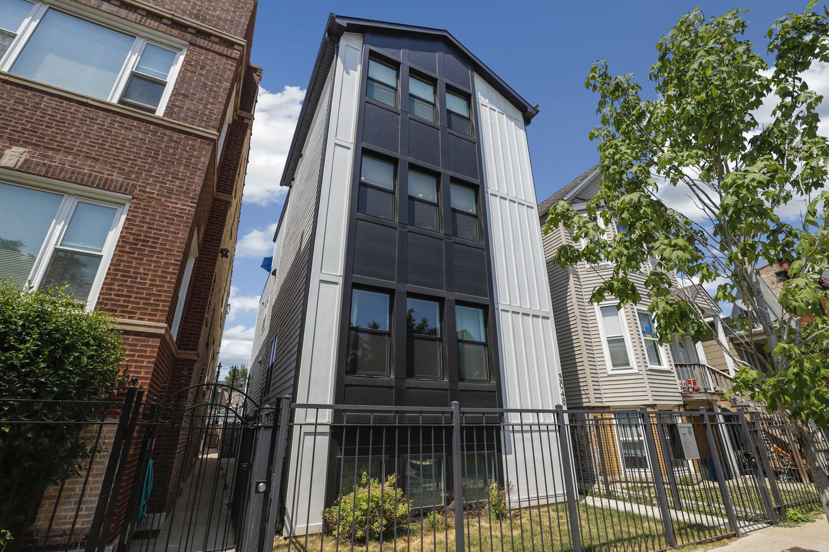 3048 West Lyndale Street, Unit 2 Chicago, IL 60647 - Photo 2 of 40 a view of a large building