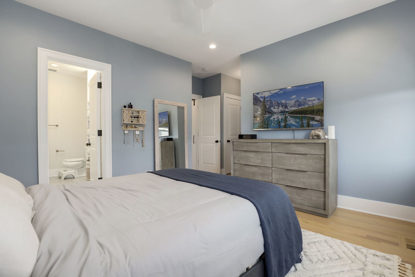 3048 West Lyndale Street, Unit 2 Chicago, IL 60647 - Photo 31 of 40 a bedroom with a bed and a dresser