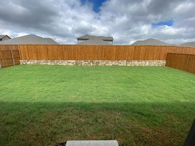a view of a yard with a house