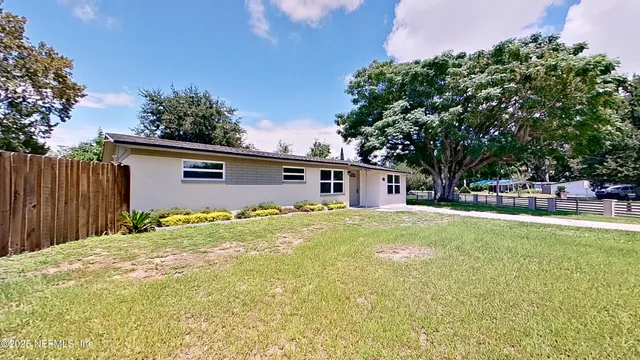 a view of a backyard