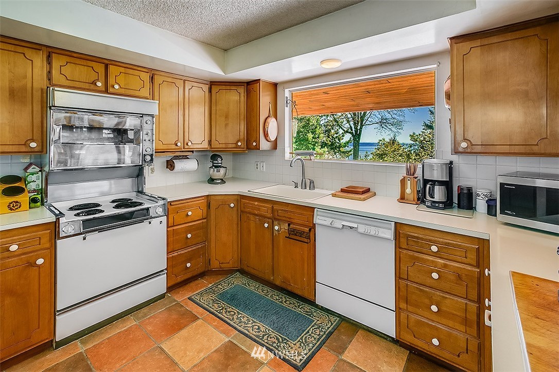 1964 Southwest Hillcrest Road Burien, WA 98166 - Photo 7 of 35 Gallery Image 7