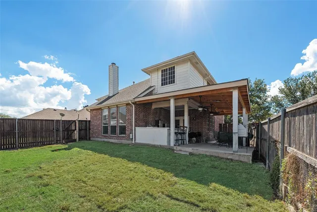 a view of a house with yard and deck