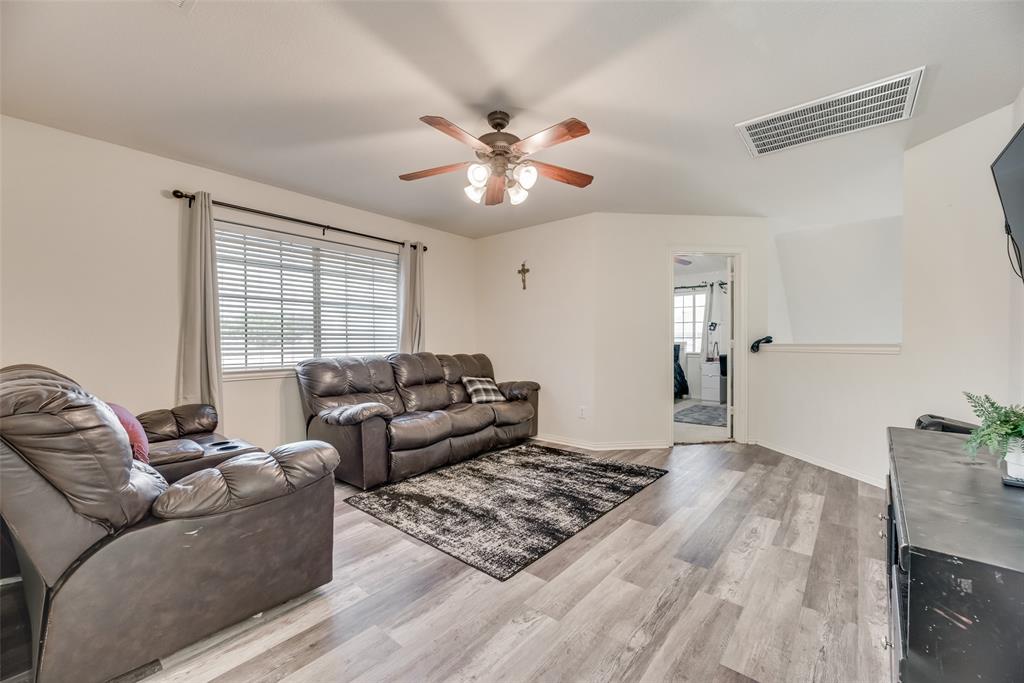 6810 Amesbury Lane Rowlett, TX 75089 - Photo 7 of 22 a living room with furniture and a window