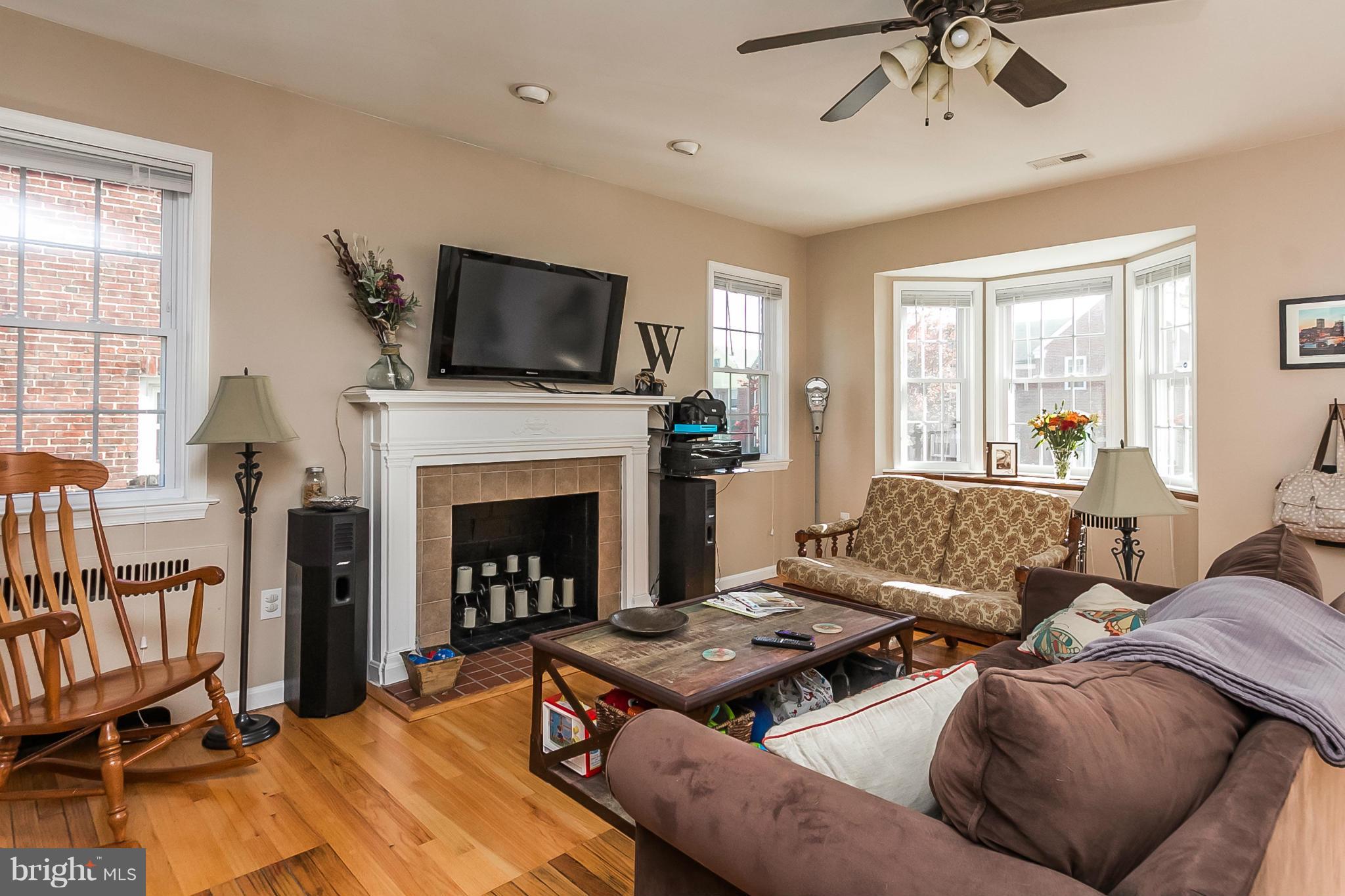 1608 Shadyside Road Baltimore, MD 21218 - Photo 4 of 26 Living Room