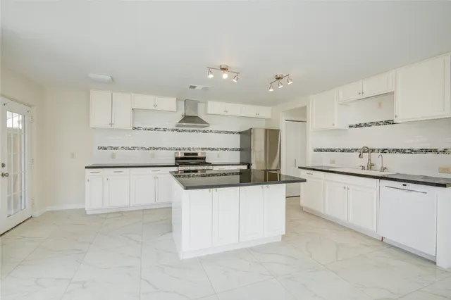 $2,400 | 4427 Waterfall Way, Sugar Land, TX 77479