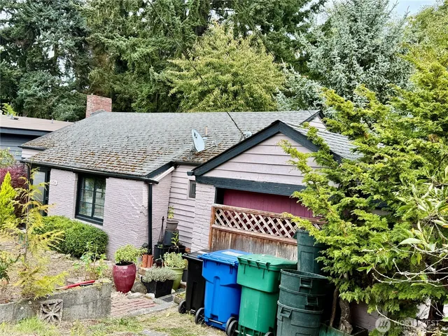 a sign that is sitting in front of a house