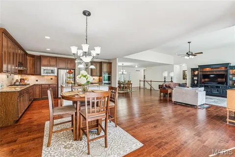 $975,000 | 409 Griffith Lane, Chesterfield, MO 63005