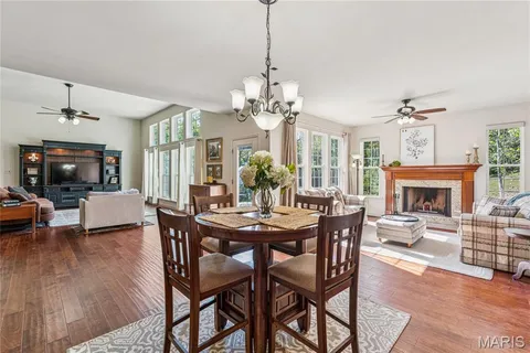 $975,000 | 409 Griffith Lane, Chesterfield, MO 63005