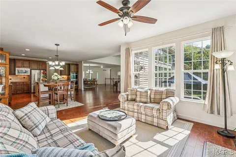 $975,000 | 409 Griffith Lane, Chesterfield, MO 63005