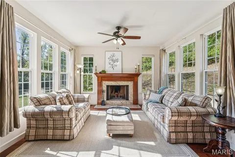 $975,000 | 409 Griffith Lane, Chesterfield, MO 63005