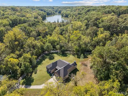 $975,000 | 409 Griffith Lane, Chesterfield, MO 63005