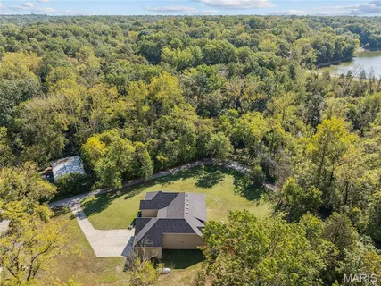 $975,000 | 409 Griffith Lane, Chesterfield, MO 63005