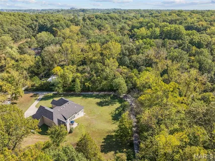 $975,000 | 409 Griffith Lane, Chesterfield, MO 63005