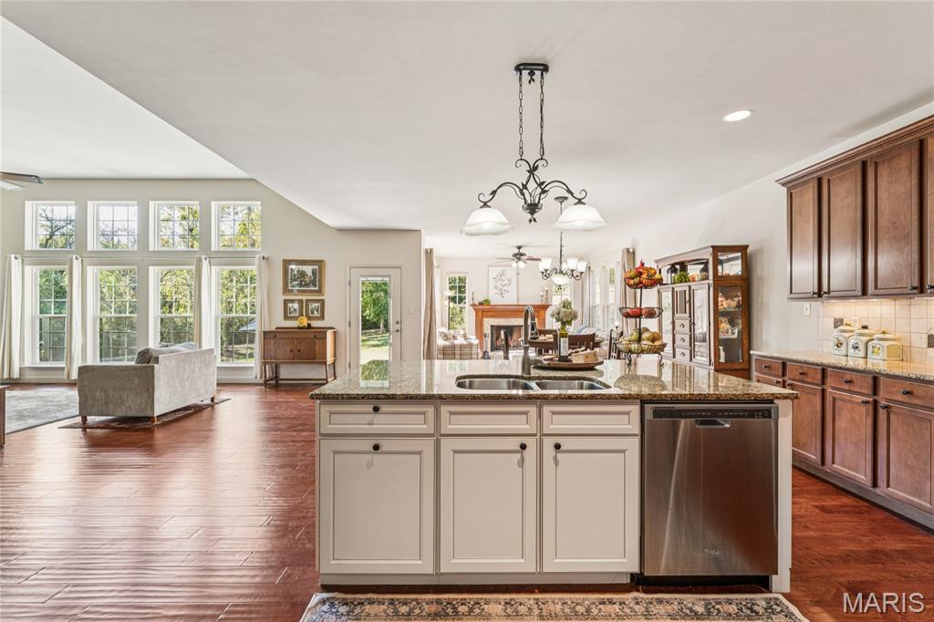 409 Griffith Lane Chesterfield, MO 63005 - Photo 5 of 41