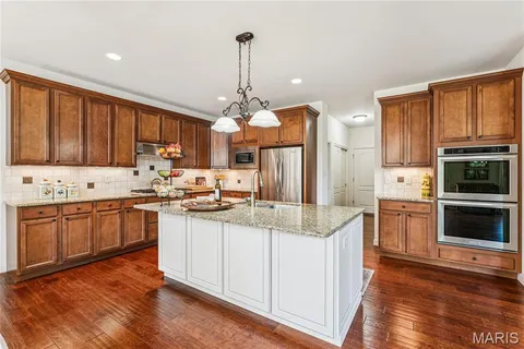 $975,000 | 409 Griffith Lane, Chesterfield, MO 63005