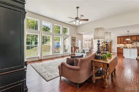 $975,000 | 409 Griffith Lane, Chesterfield, MO 63005