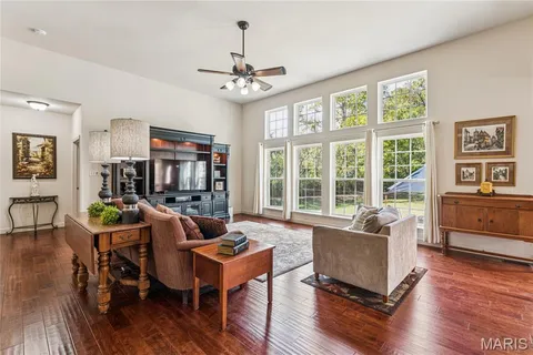 $975,000 | 409 Griffith Lane, Chesterfield, MO 63005