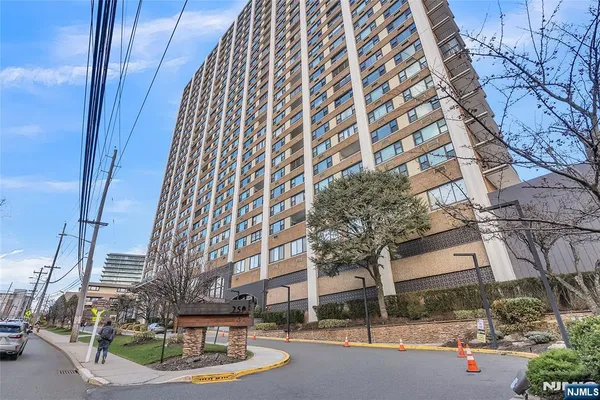 $2,500 | 250 Gorge Road, Unit 21E, Cliffside Park, NJ 07010