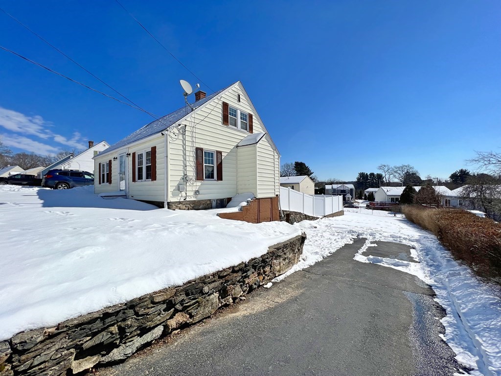 19 Harwich Street Worcester, MA 01607 - Photo 4 of 42 Gallery Image 4