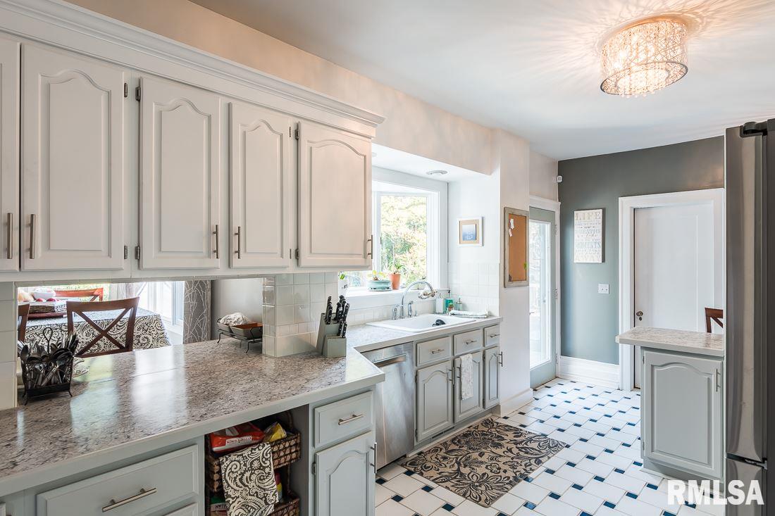 137 Forest Road Davenport, IA 52803 - Photo 7 of 24 Gallery Image 7