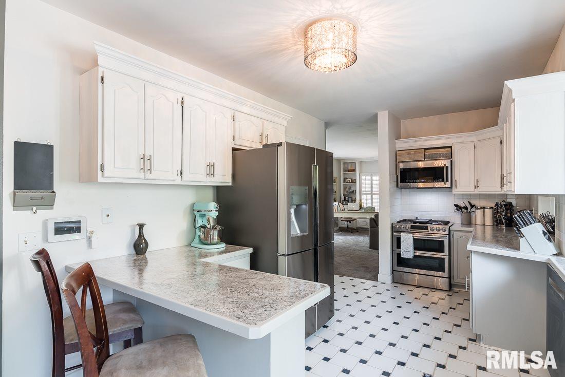 137 Forest Road Davenport, IA 52803 - Photo 8 of 24 Gallery Image 8
