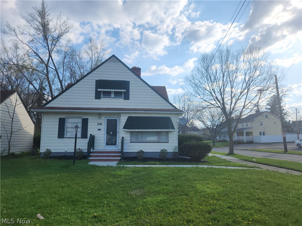 View of front facade with a front lawn