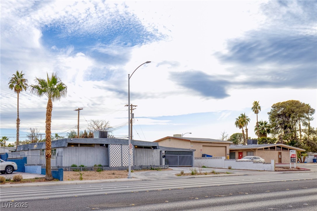 1657 East Desert Inn Road Las Vegas, NV 89169 - Photo 2 of 30