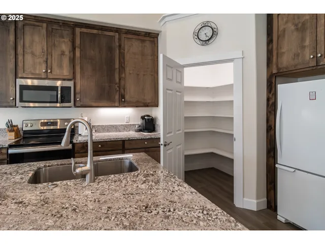 $449,900 | 702 Divot Loop, Sutherlin, OR 97479