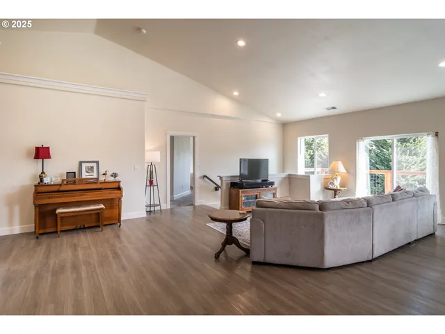 $449,900 | 702 Divot Loop, Sutherlin, OR 97479