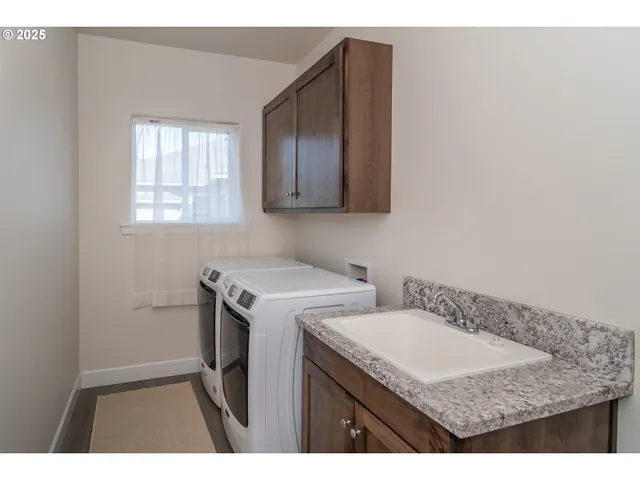 $449,900 | 702 Divot Loop, Sutherlin, OR 97479