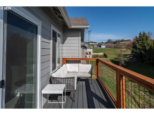 $449,900 | 702 Divot Loop, Sutherlin, OR 97479