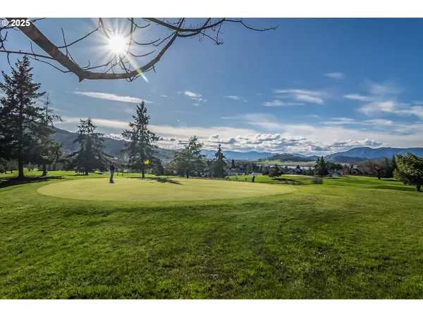 $449,900 | 702 Divot Loop, Sutherlin, OR 97479