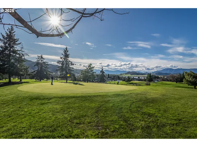 $449,900 | 702 Divot Loop, Sutherlin, OR 97479
