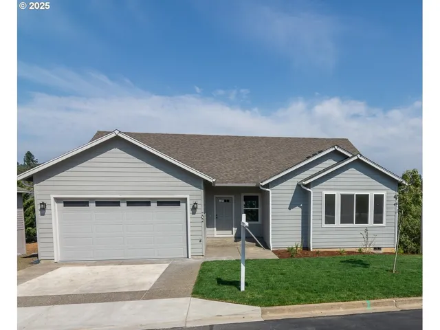 $449,900 | 702 Divot Loop, Sutherlin, OR 97479
