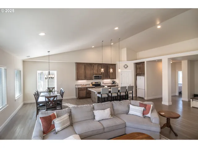 $449,900 | 702 Divot Loop, Sutherlin, OR 97479