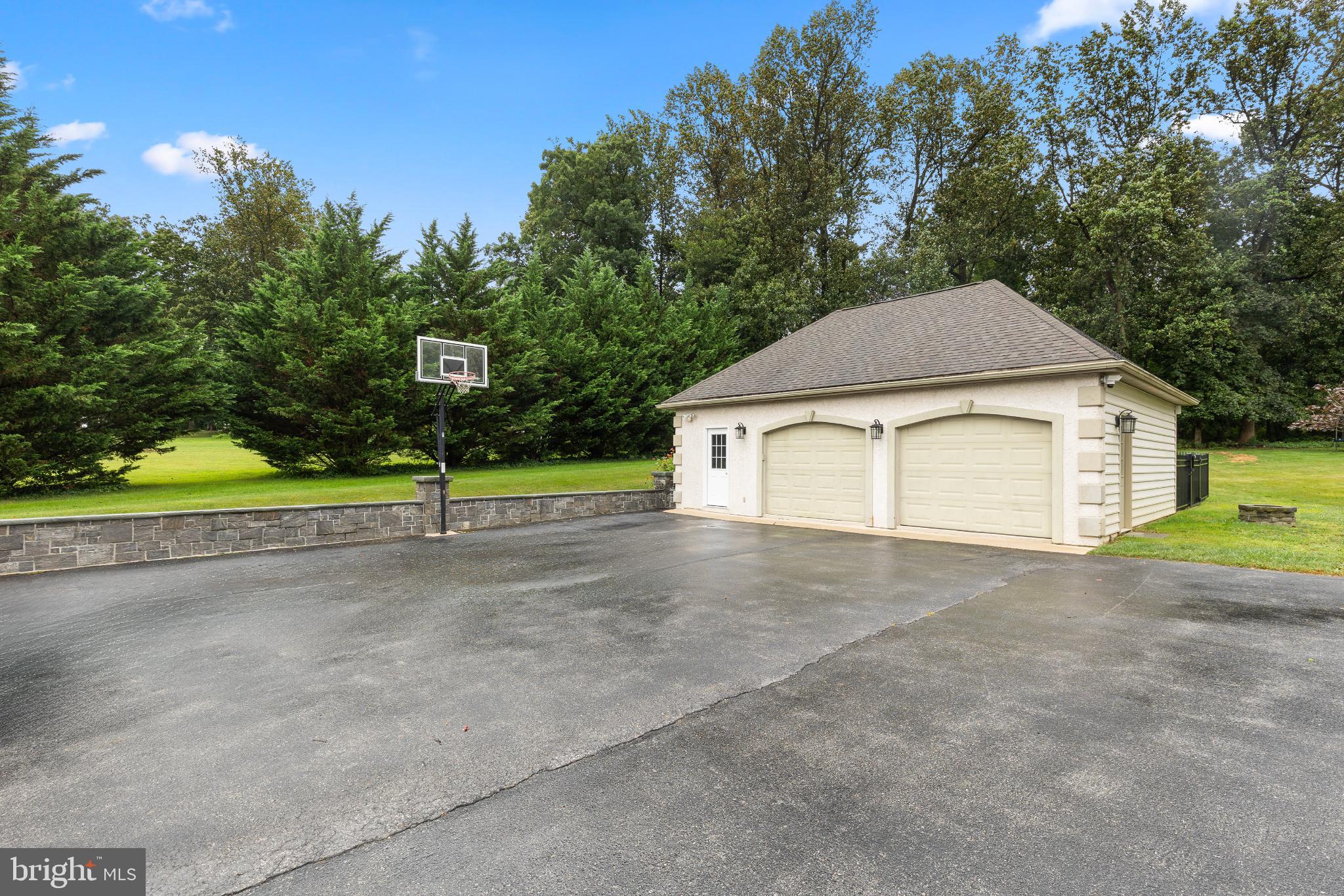 127 Beacon Light Road Coatesville, PA 19320 - Photo 93 of 99 Spacious driveway with basketball court.