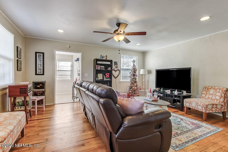 4616 Pinewood Road Jacksonville, FL 32210 - Photo 7 of 26 Sunny llarge iving room
