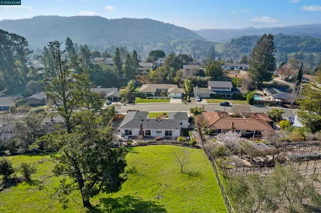 $1,795,000 | 1197-1197 Larch Avenue, Moraga, CA 94556