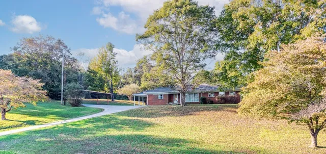 a view of a house with a yard