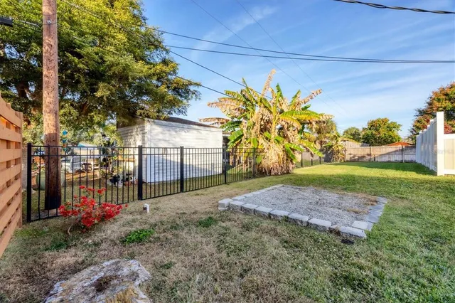 a view of a backyard