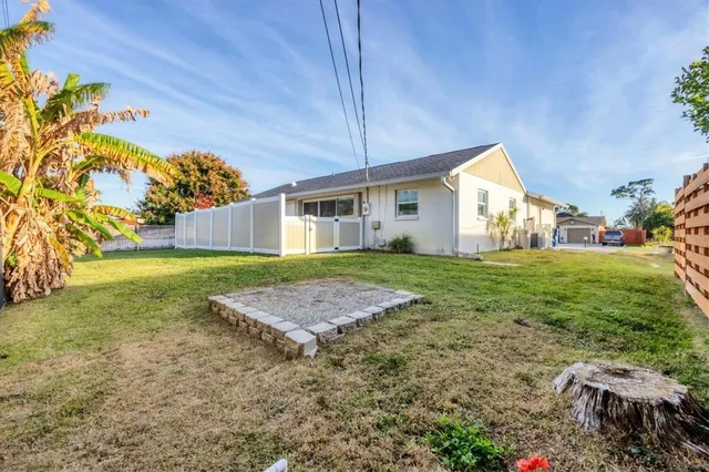 a view of a house with a yard